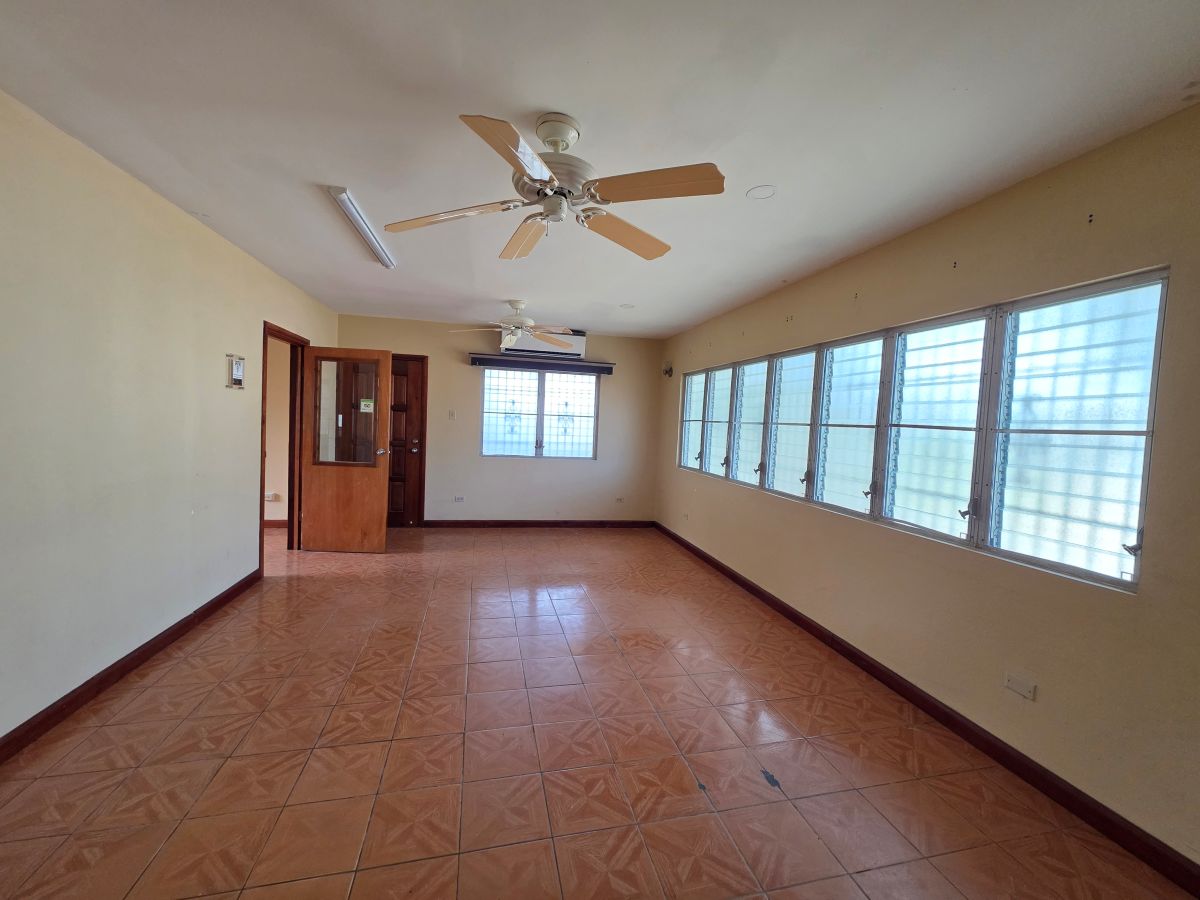 4 bedroom 3 bathrooms split level house with Caribbean Sea View