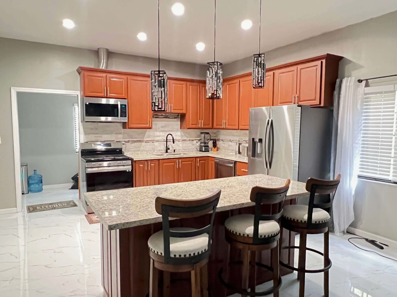 Modern Luxury 3-Bedroom, 2-Bath Upper-Floor Apartment